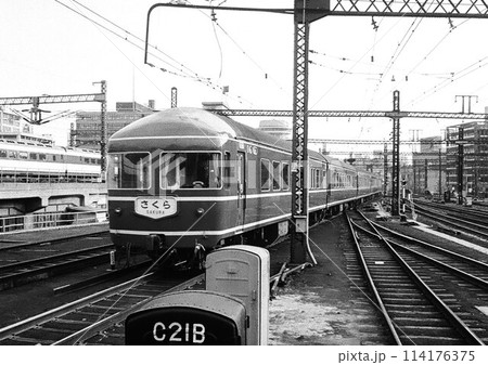 東京駅を出発する寝台特急さくら号の20系客車の写真素材 東京駅を出発する寝台特急さくら号の20系客車の写真素材