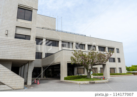 能登半島の地方自治体の宝達志水町役場の外観風景｜2024年4月撮影｜石川県羽咋郡宝達志水町 114177007