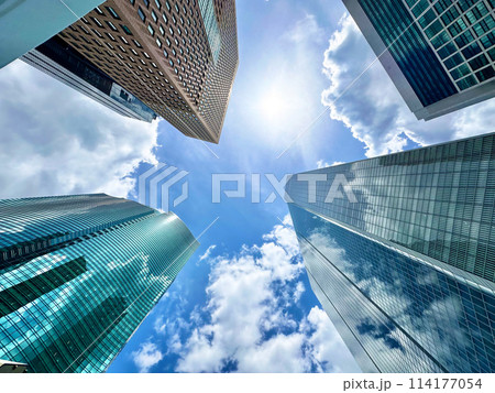 港区汐留のビル群と晴天の青空 港区汐留のビル群と晴天の青空 114177054