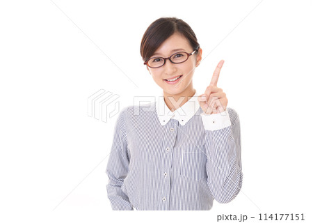 指さす笑顔の女性 114177151