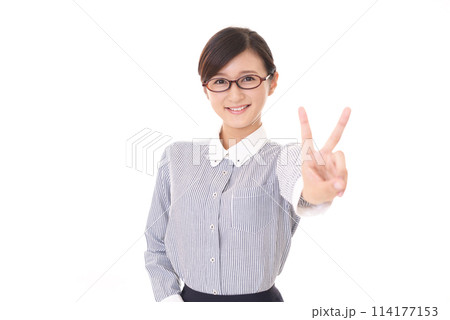 Vサインのジェスチャーをする女性 114177153