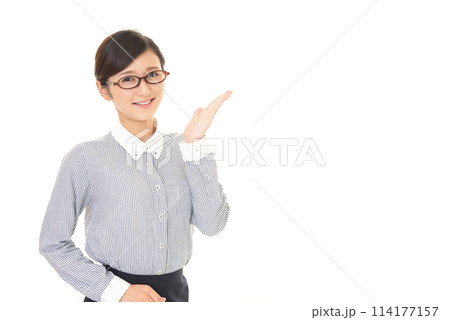 案内する笑顔の女性 114177157