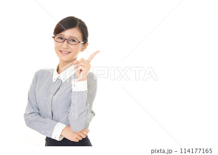 指さす笑顔の女性 114177165