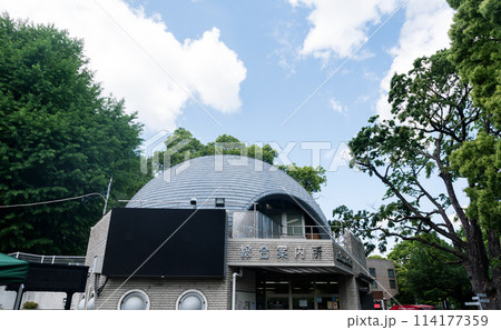 上野動物園の総合案内所 春晴れの青空 ゴールデンウィーク 東京都台東区上野公園 上野動物園の総合案内所 春晴れの青空 ゴールデンウィーク 東京都台東区上野公園 114177359