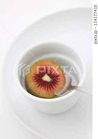 キウイルビーレッドはハーフカット断面縦位置 114177410