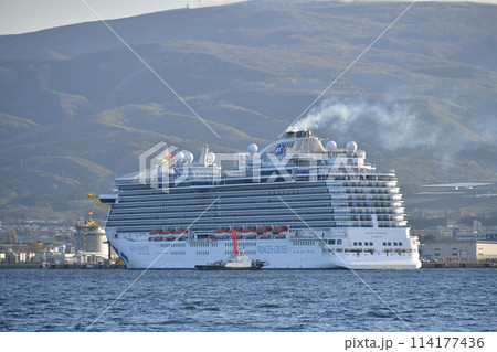 初夏の北海道函館市函館港に寄港するクルーズ船ロイヤルプリンセス号の風景を撮影 初夏の北海道函館市函館港に寄港するクルーズ船ロイヤルプリンセス号の風景を撮影 114177436