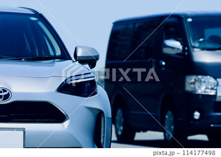 路肩に駐車するクルマと走行するクルマ 路肩に駐車するクルマと走行するクルマ 114177498