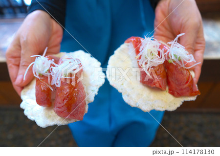 飛騨高山の古い町並 三町伝統的建造物群保存地区の飛騨牛寿司 114178130