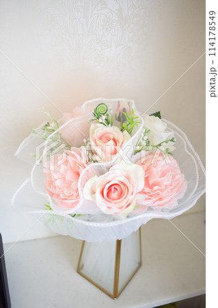 ピンクのバラのブーケ 114178549