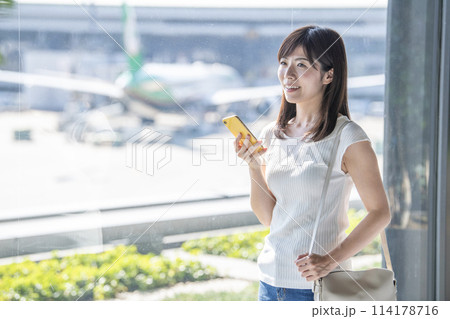 空港　窓辺　女性　スマホ 114178716