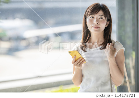 空港 窓辺 女性 スマホ 空港 窓辺 女性 スマホ 114178721