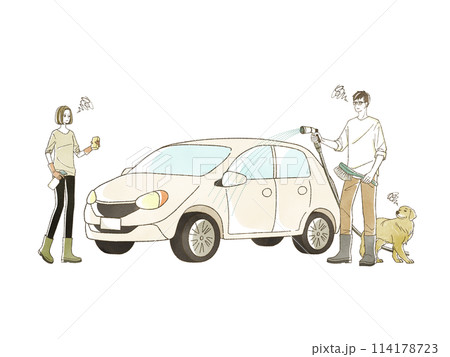 困った表情で洗車をしている男女 114178723