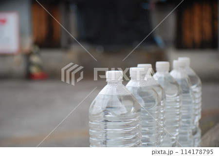 並べたペットボトル 114178795