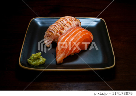 鮨 握り寿司 炙りサーモン 黒背景 俯瞰 鮨 握り寿司 炙りサーモン 黒背景 俯瞰 114178879
