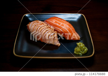 鮨 握り寿司 炙りサーモン 黒背景 俯瞰 鮨 握り寿司 炙りサーモン 黒背景 俯瞰 114178880