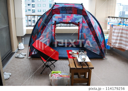 ベランダに張ったテント 114179256