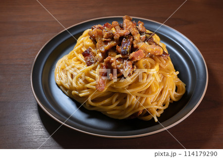 カルボナーラパスタ　ベーコン　胡椒　俯瞰 114179290