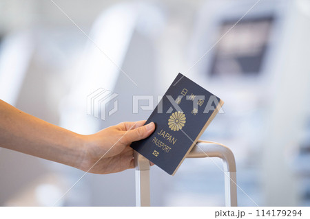 空港　チェックインカウンター　パスポート 114179294