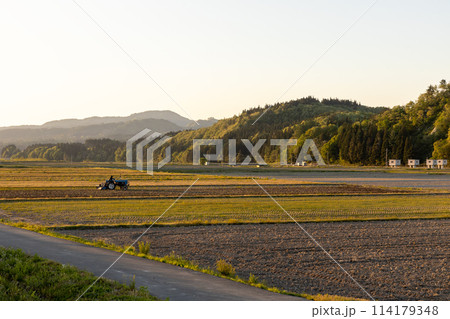 春の夕方の田起こし 春の夕方の田起こし 114179348