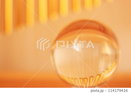 IRページ等イメージ写真（金の棒グラフ・上昇チャート） 114179416