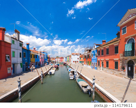 カラフルな建物に囲まれた街の水路 (イタリア、ブラーノ島) カラフルな建物に囲まれた街の水路 (イタリア、ブラーノ島) 114179611