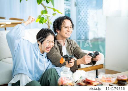 リビングでゲームをするカップル	 114179836