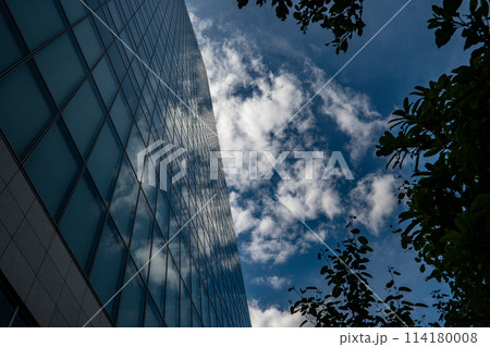 ビルの隙間から見える空 ビルの隙間から見える空 114180008