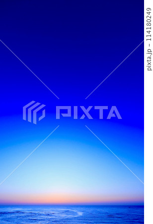 日の出前の海　　5月上旬　久慈浜海岸　茨城県 114180249