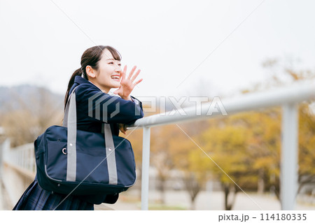 友達・恋人を呼ぶ女子高校生 114180335