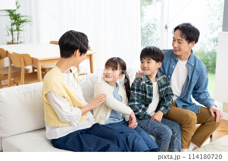 リビングでくつろぐ4人家族 リビングでくつろぐ4人家族 114180720