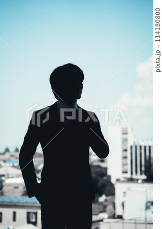 身だしなみを整えるスーツ姿の若いアジア人ビジネスマン 114180800