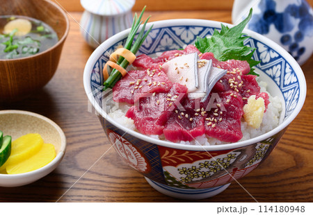 クジラのお刺身丼 ミンク鯨の生肉使用 とれたて生(未冷凍)郷土料理 和歌山県・太地町 クジラのお刺身丼 ミンク鯨の生肉使用 とれたて生(未冷凍)郷土料理 和歌山県・太地町 114180948