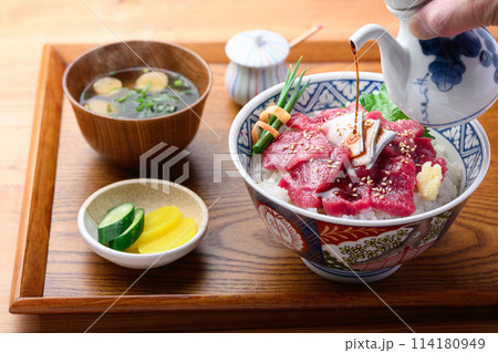 クジラのお刺身丼　ミンク鯨の生肉使用　とれたて生（未冷凍）郷土料理　和歌山県・太地町 114180949