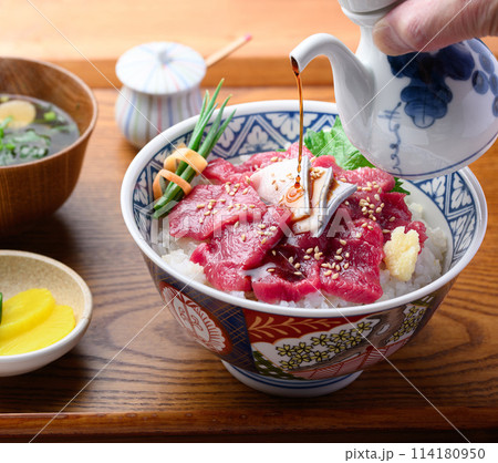クジラのお刺身丼　ミンク鯨の生肉使用　とれたて生（未冷凍）郷土料理　和歌山県・太地町 114180950