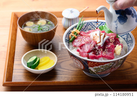クジラのお刺身丼　ミンク鯨の生肉使用　とれたて生（未冷凍）郷土料理　和歌山県・太地町 114180951