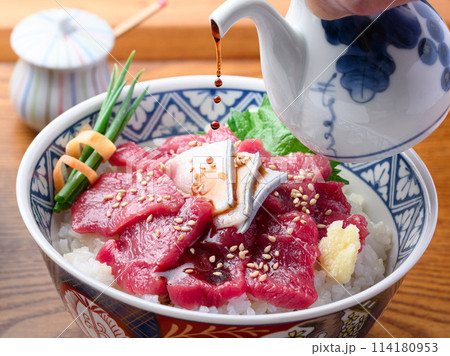 クジラのお刺身丼　ミンク鯨の生肉使用　とれたて生（未冷凍）郷土料理　和歌山県・太地町 114180953