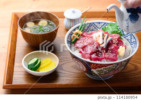 クジラのお刺身丼　ミンク鯨の生肉使用　とれたて生（未冷凍）郷土料理　和歌山県・太地町 114180954