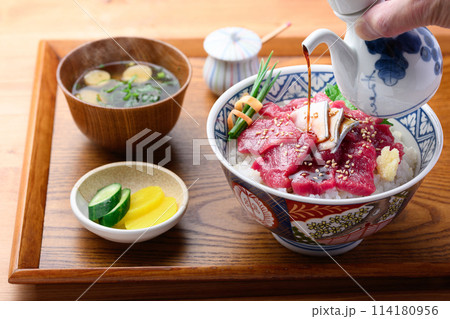 クジラのお刺身丼　ミンク鯨の生肉使用　とれたて生（未冷凍）郷土料理　和歌山県・太地町 114180956