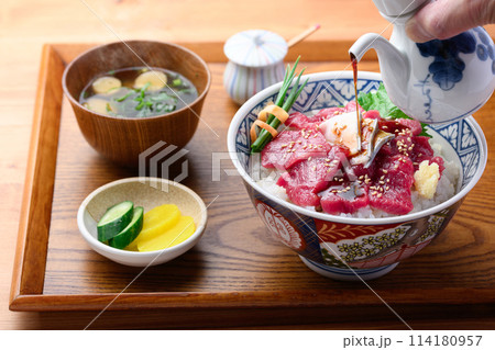 クジラのお刺身丼　ミンク鯨の生肉使用　とれたて生（未冷凍）郷土料理　和歌山県・太地町 114180957