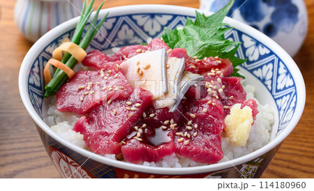 クジラのお刺身丼　ミンク鯨の生肉使用　とれたて生（未冷凍）郷土料理　和歌山県・太地町 114180960