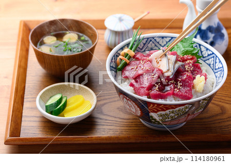 クジラのお刺身丼 ミンク鯨の生肉使用 とれたて生(未冷凍)郷土料理 和歌山県・太地町 クジラのお刺身丼 ミンク鯨の生肉使用 とれたて生(未冷凍)郷土料理 和歌山県・太地町 114180961