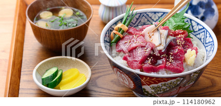 クジラのお刺身丼　ミンク鯨の生肉使用　とれたて生（未冷凍）郷土料理　和歌山県・太地町 114180962