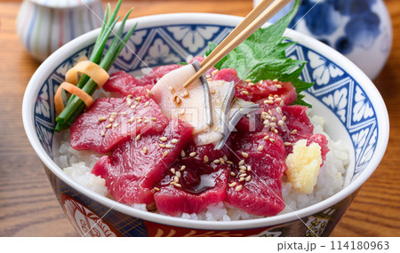クジラのお刺身丼 ミンク鯨の生肉使用 とれたて生(未冷凍)郷土料理 和歌山県・太地町 クジラのお刺身丼 ミンク鯨の生肉使用 とれたて生(未冷凍)郷土料理 和歌山県・太地町 114180963
