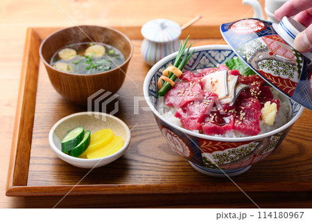 クジラのお刺身丼　ミンク鯨の生肉使用　とれたて生（未冷凍）郷土料理　和歌山県・太地町 114180967