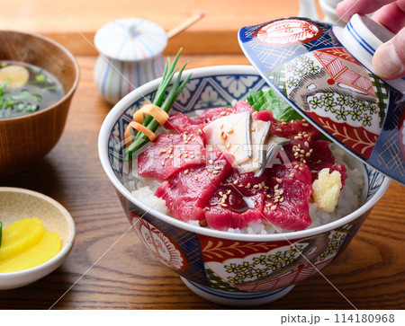 クジラのお刺身丼　ミンク鯨の生肉使用　とれたて生（未冷凍）郷土料理　和歌山県・太地町 114180968