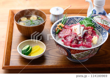 クジラのお刺身丼　ミンク鯨の生肉使用　とれたて生（未冷凍）郷土料理　和歌山県・太地町 114180969