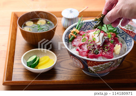 クジラのお刺身丼 ミンク鯨の生肉使用 とれたて生(未冷凍)郷土料理 和歌山県・太地町 クジラのお刺身丼 ミンク鯨の生肉使用 とれたて生(未冷凍)郷土料理 和歌山県・太地町 114180971