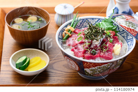 クジラのお刺身丼 ミンク鯨の生肉使用 とれたて生(未冷凍)郷土料理 和歌山県・太地町 クジラのお刺身丼 ミンク鯨の生肉使用 とれたて生(未冷凍)郷土料理 和歌山県・太地町 114180974