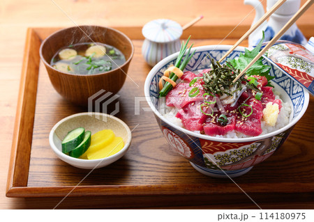 クジラのお刺身丼　ミンク鯨の生肉使用　とれたて生（未冷凍）郷土料理　和歌山県・太地町 114180975