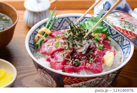 クジラのお刺身丼 ミンク鯨の生肉使用 とれたて生(未冷凍)郷土料理 和歌山県・太地町 クジラのお刺身丼 ミンク鯨の生肉使用 とれたて生(未冷凍)郷土料理 和歌山県・太地町 114180976